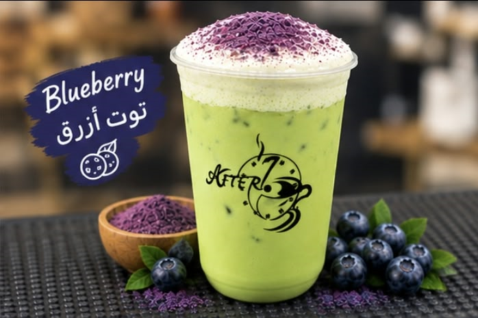 ماتشا كوري توت ازرق مع الكريمة
